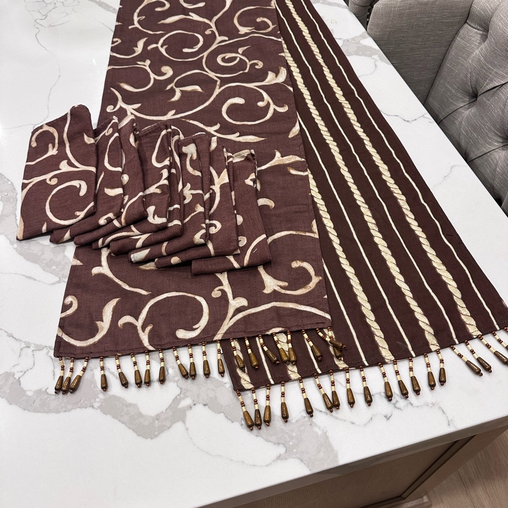 Table runner set with 8 napkins